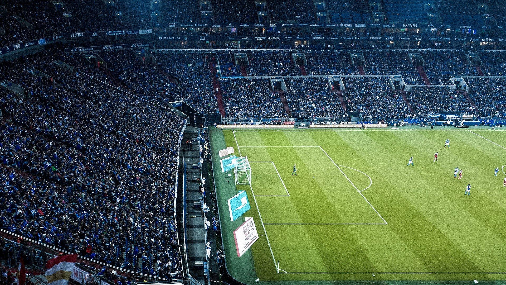 当炫技足球遭遇钢铁防线，绿茵美学与实用主义的世纪碰撞